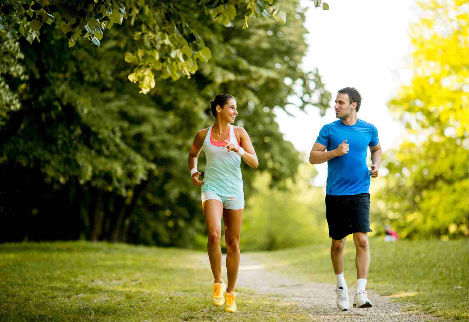 Zwei Personen am joggen