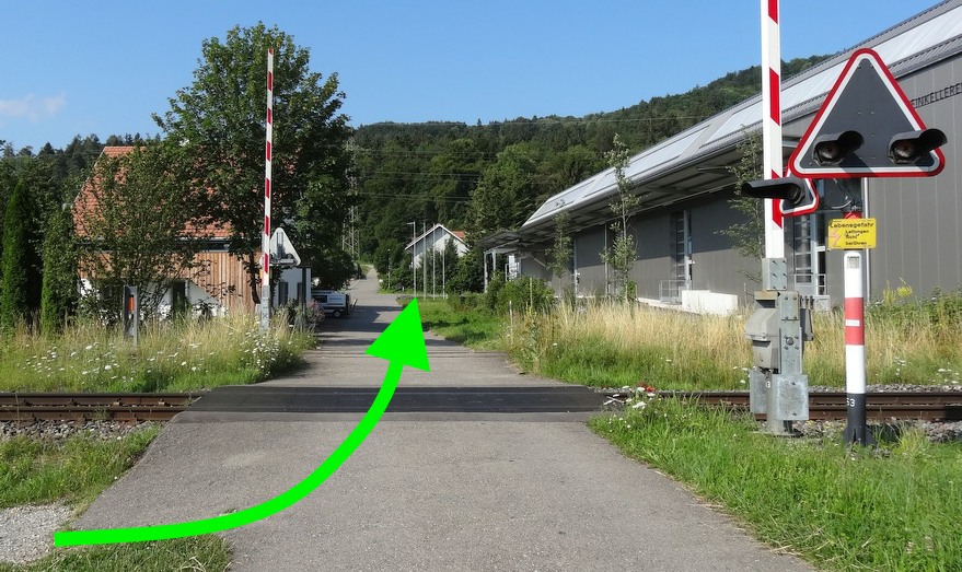 Von der Bahnschranke ist das Swissveg-Gebäude direkt sichtbar.