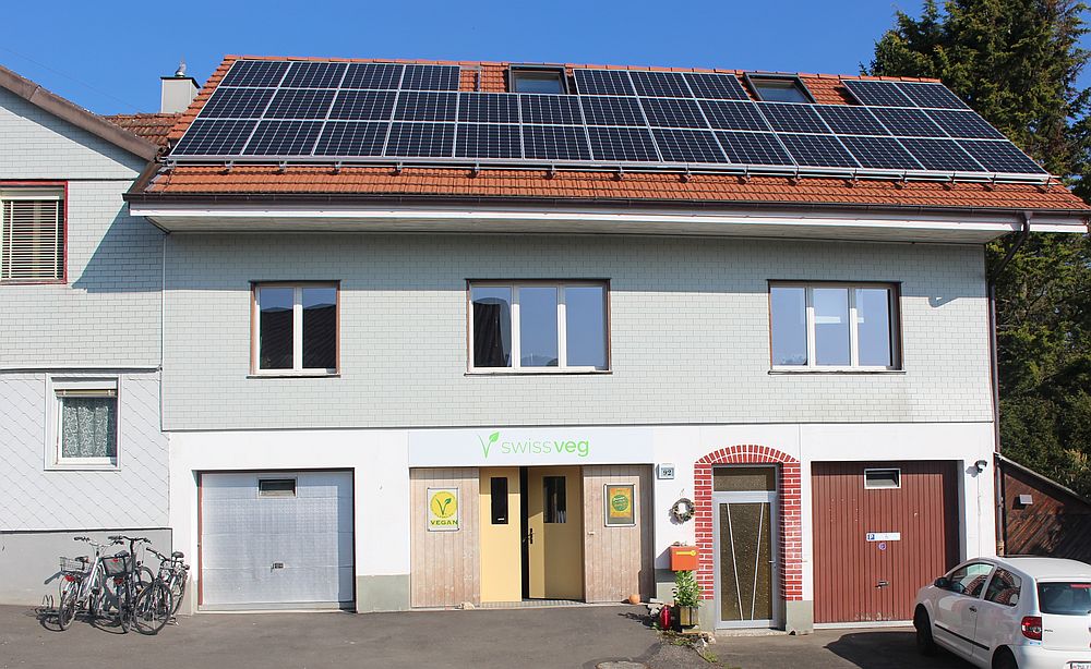 Swissveghauptsitz mit Solarzellen auf dem Dach
