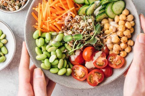 Teller mit veganem Essen