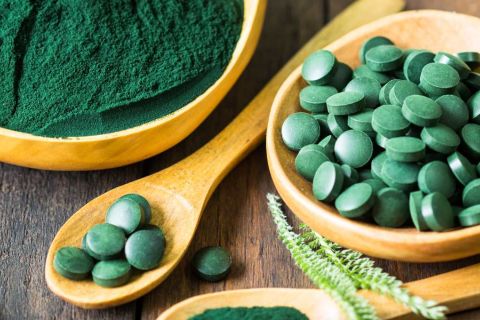 Spirulina Tabletten und Pulver