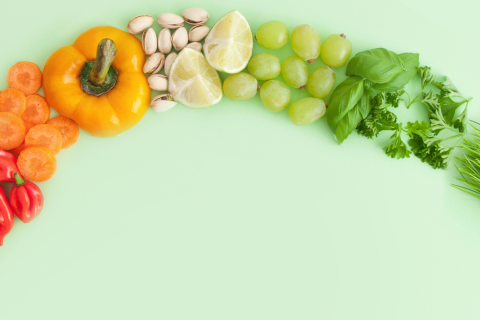 Un arc-en-ciel de fruits et légumes.