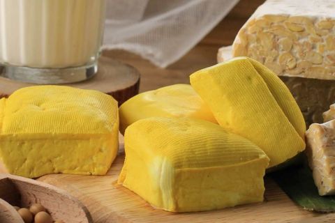 Tofu, Tempeh, lait de soja, fèves de soja sur une planche en bois