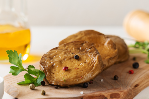 Seitan tranché sur une planche à découper.