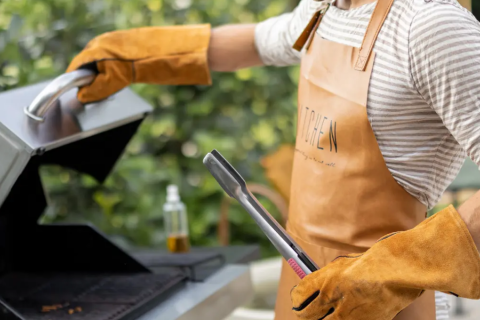 Mann am Grill.